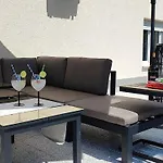 Modernes In Mit Gemeinschaftspool By Interhome דירה קריקווניצה