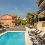 Modernes In Mit Gemeinschaftspool By Interhome * קריקווניצה