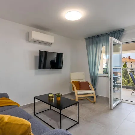 Modernes In Mit Gemeinschaftspool By Interhome דירה *