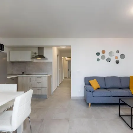 Modernes In Mit Gemeinschaftspool By Interhome דירה קריקווניצה