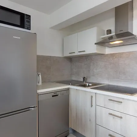 Modernes In Mit Gemeinschaftspool By Interhome דירה *