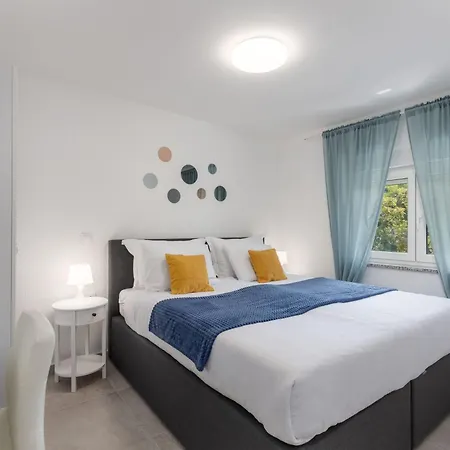Modernes In Mit Gemeinschaftspool By Interhome דירה *
