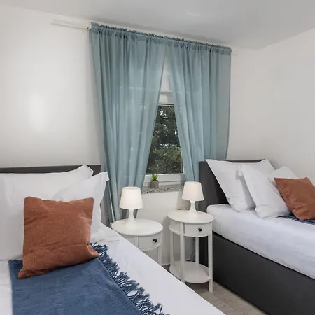 Modernes In Mit Gemeinschaftspool By Interhome شقة *