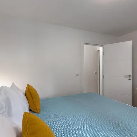 Modernes In Mit Gemeinschaftspool By Interhome